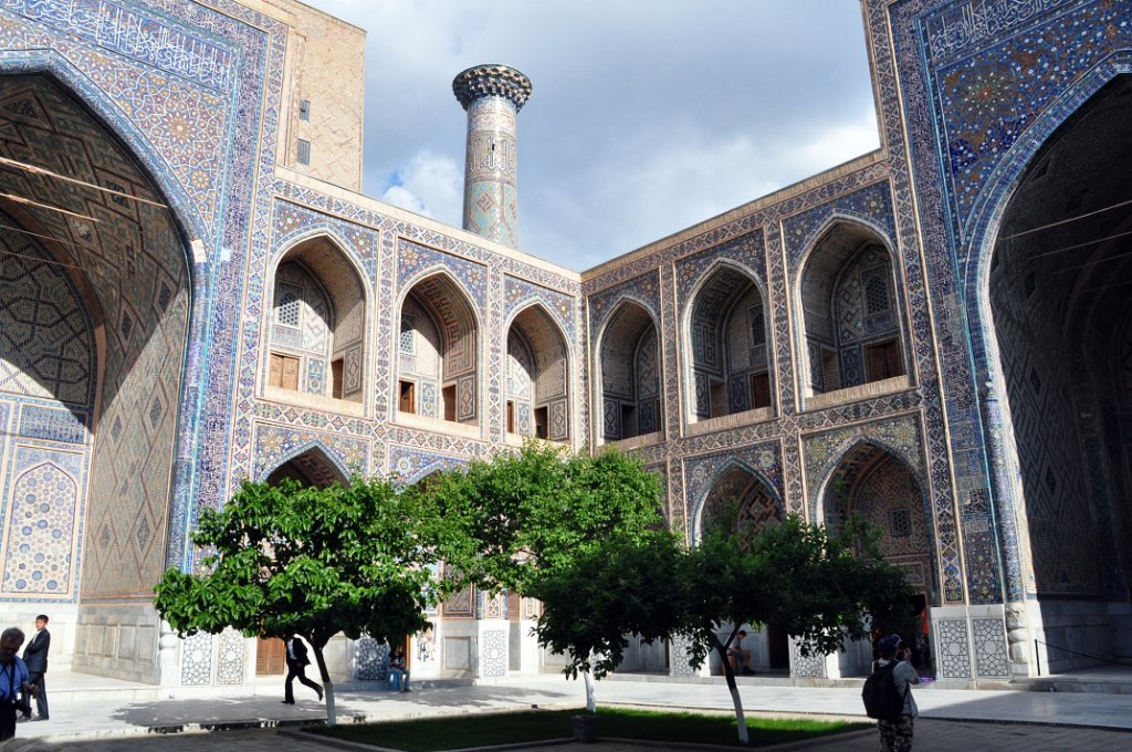 49 Samarcanda - madrasa Ulug Beg, cortile.JPG